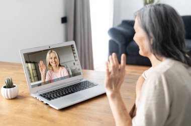 Üst düzey kadın internette konuşuyor.