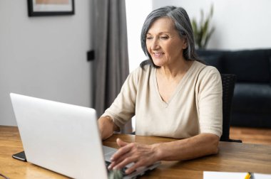 Dizüstü bilgisayar kullanan son sınıf öğrencisi.