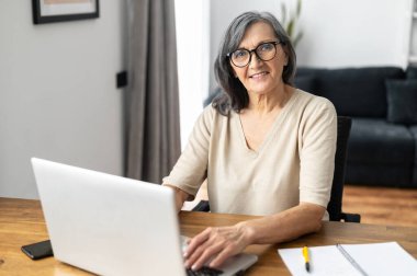 Dizüstü bilgisayar kullanan son sınıf öğrencisi.
