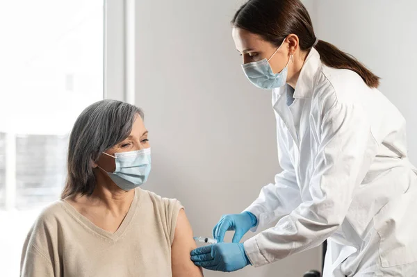 O conceito de enfrentamento da pandemia — Fotografia de Stock