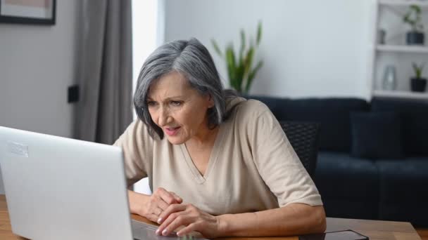Mujer de mediana edad utilizando el ordenador portátil — Vídeo de stock