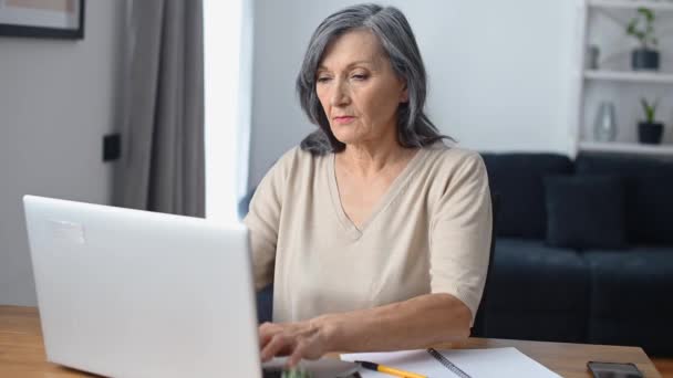 Frau mittleren Alters benutzt Laptop — Stockvideo