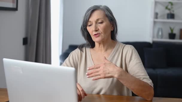 Vrouwen van middelbare leeftijd die laptop gebruiken — Stockvideo