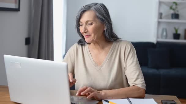 Frau mittleren Alters benutzt Laptop — Stockvideo