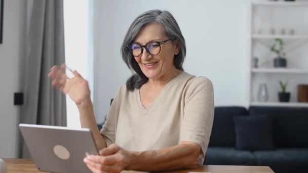 Žena středního věku používající tablet — Stock video
