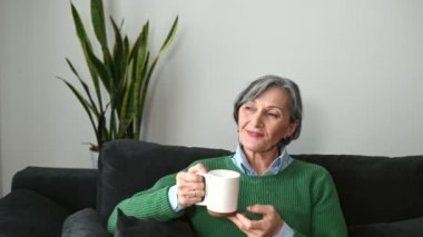 Yaşlı, kır saçlı, ev hanımı.