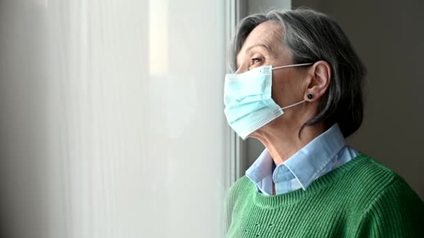 Femme âgée aux cheveux gris intérieur — Video