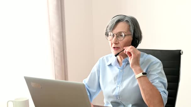 Senior grauhaarige Frau drinnen — Stockvideo