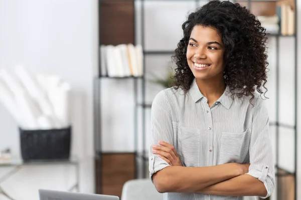 Afrikansk amerikansk kvinna står med armarna i kors — Stockfoto