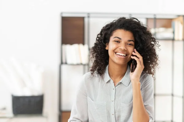 Afroamerikansk kvinna pratar i mobiltelefon — Stockfoto