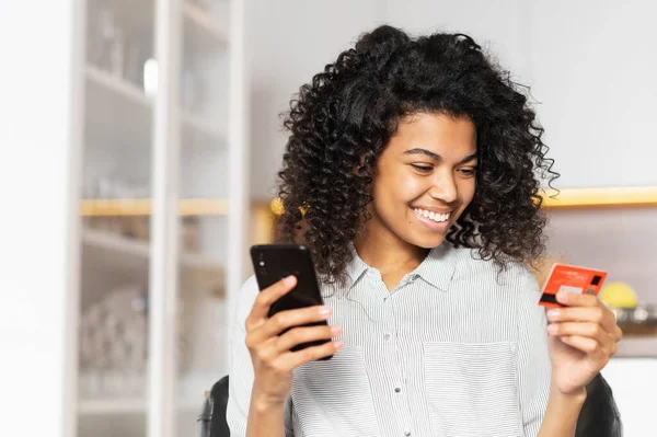 Afro-americano adolescente segurando cartão de crédito — Fotografia de Stock