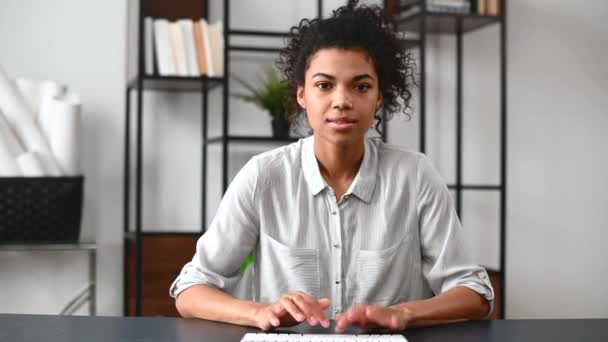 Selbstbewusste afroamerikanische Büroangestellte — Stockvideo