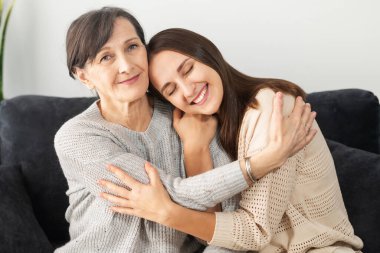 Yaşlı bir anne ve yetişkin bir kız.