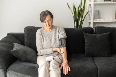 Yaşlı bir kadın kendini hasta hissediyor.