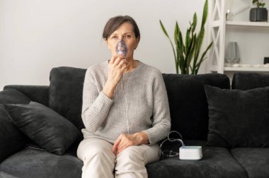 Yaşlı bir kadın kendini hasta hissediyor.