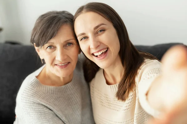 Una madre mayor y una hija adulta —  Fotos de Stock