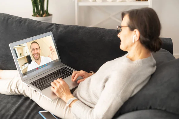 Volwassen oudere vrouw thuis — Stockfoto