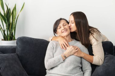 Yaşlı bir anne ve yetişkin bir kız.