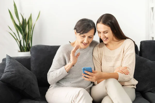 Una madre mayor y una hija adulta —  Fotos de Stock