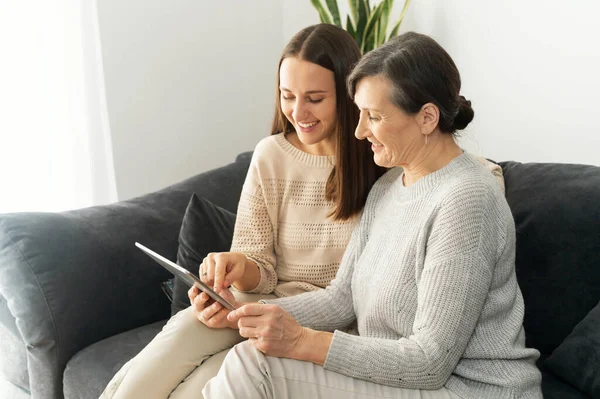 Una madre mayor y una hija adulta —  Fotos de Stock