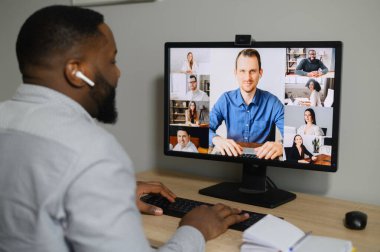 Afrikalı bir adam video aracılığıyla konuşuyor.