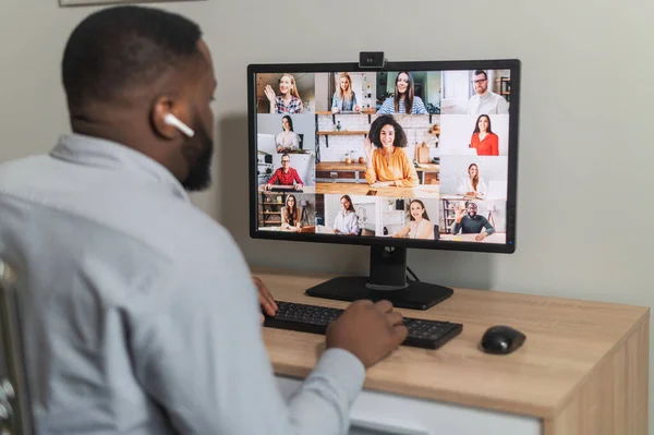 Um cara africano está falando via videochamada — Fotografia de Stock