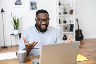 Evden çalışan Afrikalı-Amerikalı serbest çalışan