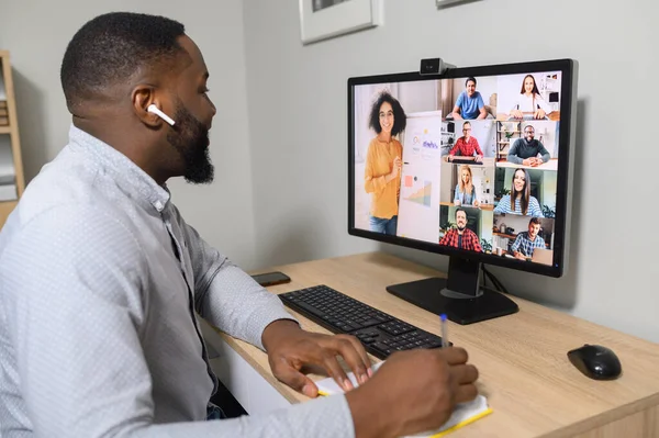 Um cara africano está falando via videochamada — Fotografia de Stock