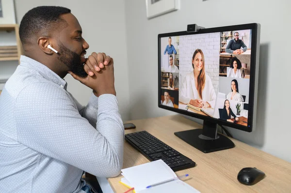 Ein Afrikaner spricht per Videoanruf — Stockfoto