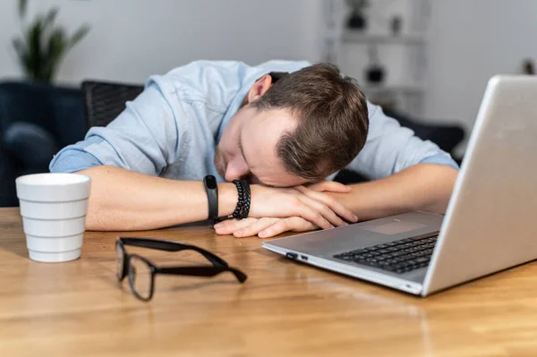 Um cara está usando laptop sentado na mesa — Fotografia de Stock