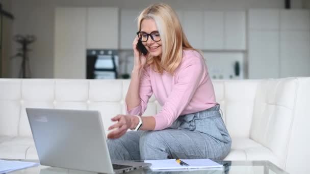 Middeleeuwse vrouw werkt op afstand — Stockvideo