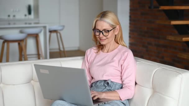 Middeleeuwse vrouw werkt op afstand met een laptop — Stockvideo