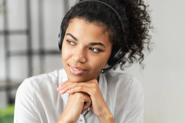 Jovencita afroamericana con auriculares — Foto de Stock