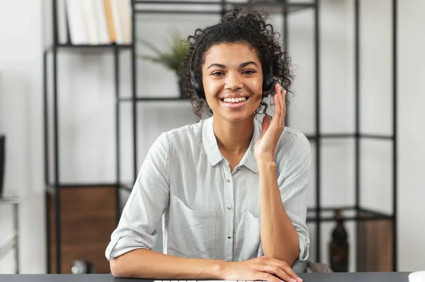 Afrikansk amerikansk ung dam bär ett headset — Stockfoto