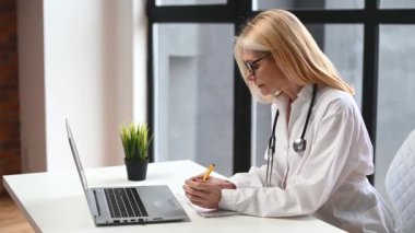 Teletıp konsepti. İnternette bir doktor danışmanı