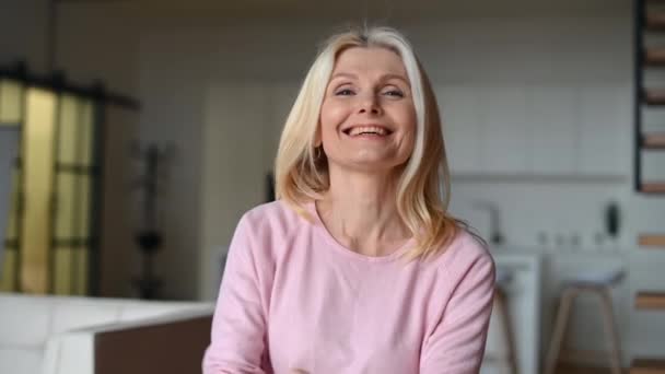 Videochatt med en medelålders affärskvinna — Stockvideo