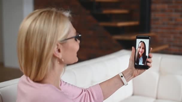 Middeleeuwse vrouw die smartphone gebruikt voor videogesprekken — Stockvideo