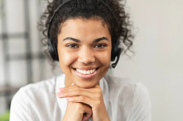 Αφρο-Αμερικανίδα νεαρή κοπέλα που φοράει ακουστικά — Φωτογραφία Αρχείου