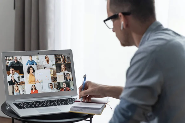 Videoconferencia en línea en la pantalla — Foto de Stock