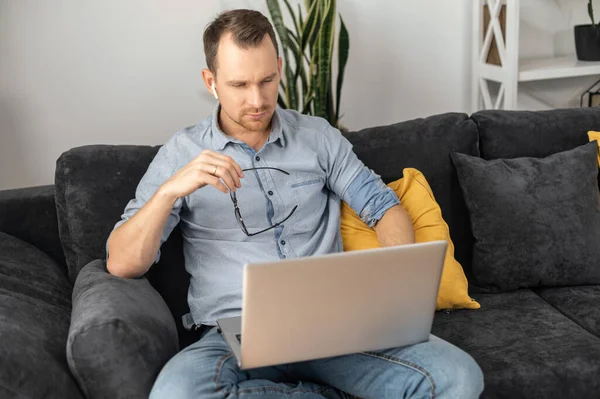 Een freelancer gebruikt thuis laptop. — Stockfoto
