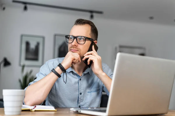 En kille använder laptop sitter vid skrivbordet — Stockfoto