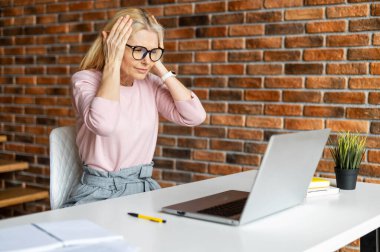 Çekici orta yaşlı kadın ofis çalışanı.