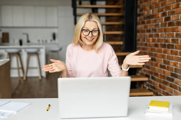 Charmante employée de bureau d'âge moyen — Photo