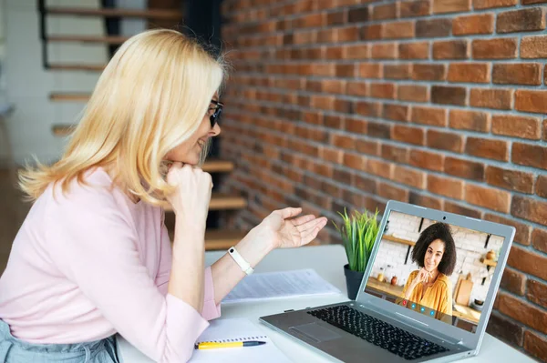 Frau mittleren Alters benutzt Laptop für Videotelefonie — Stockfoto