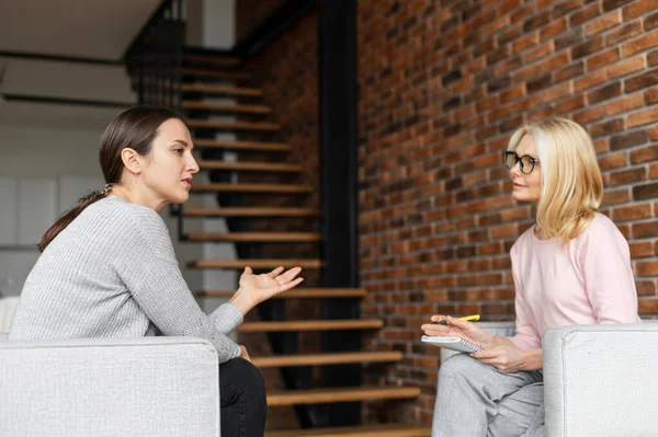 Sesión de psicoterapia. Dos momen interior — Foto de Stock