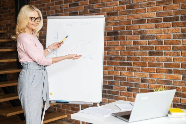 Encantadora empleada de oficina de mediana edad —  Fotos de Stock