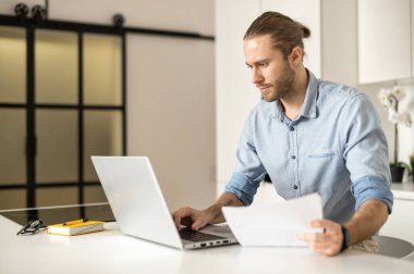 Hippi adam bilgisayarı kullanıyor.