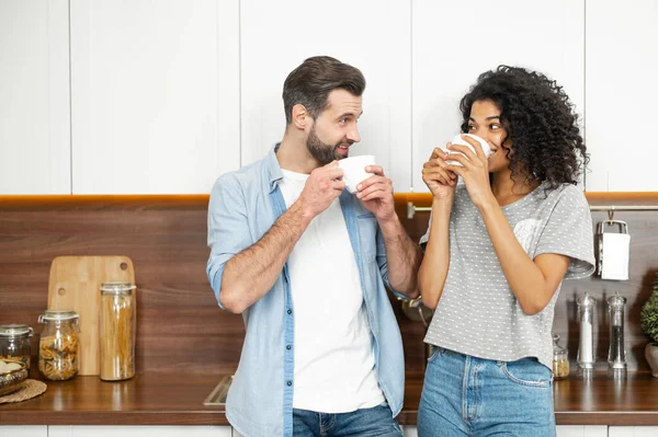 Coppia multirazziale in amore trascorre il tempo libero a casa — Foto Stock