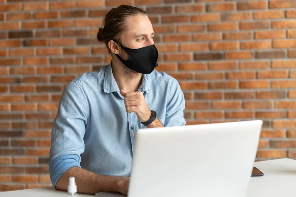 Офісний працівник носить маску в приміщенні — стокове фото