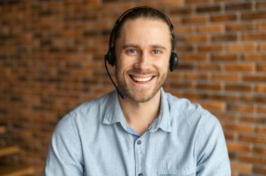 İçeride kulaklığı olan bir adam.